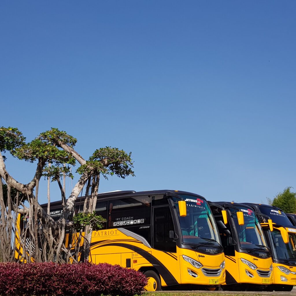 Sewa Medium Bus Bandung – Solusi Transportasi Nyaman untuk Rombongan 25–33 Penumpang
